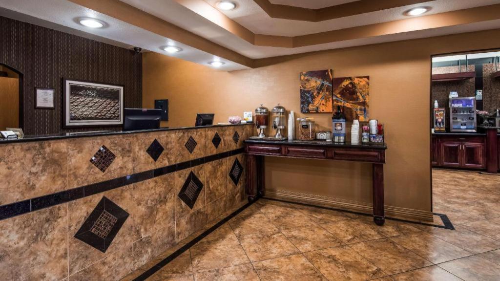 Best Western Manhattan Inn Экстерьер фото