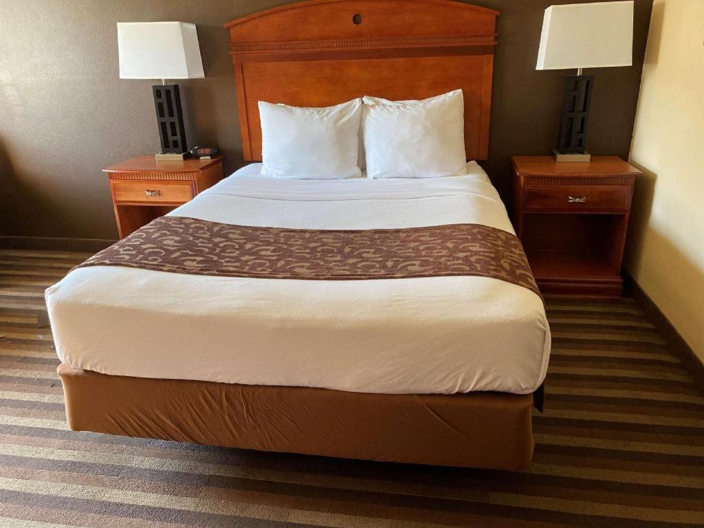 Best Western Manhattan Inn Экстерьер фото