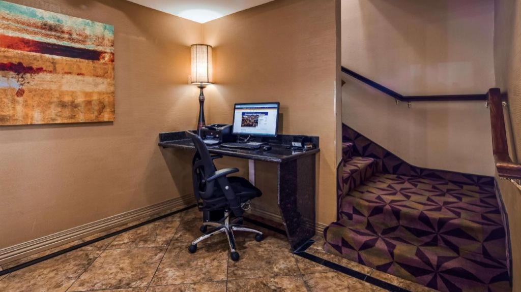 Best Western Manhattan Inn Экстерьер фото